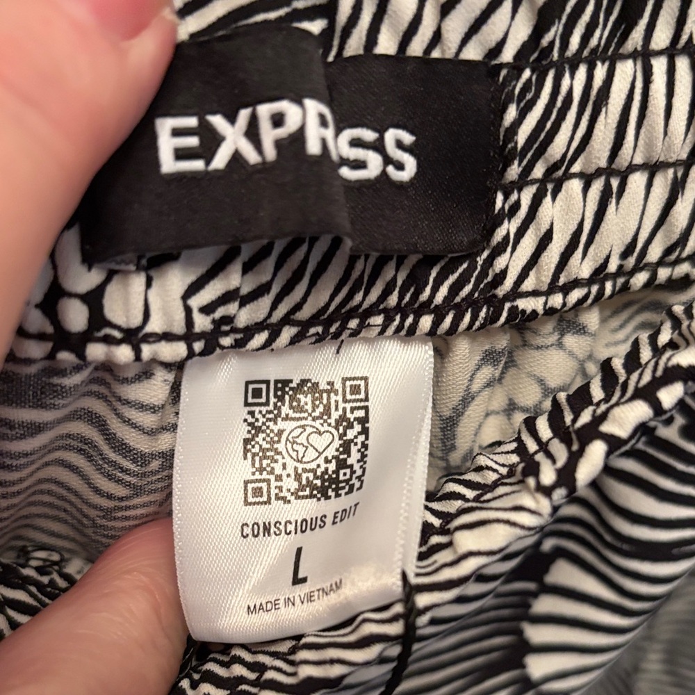 Express Black and White Floral Flowy Shorts with Pockets 🤩 - Picture 3 of 10